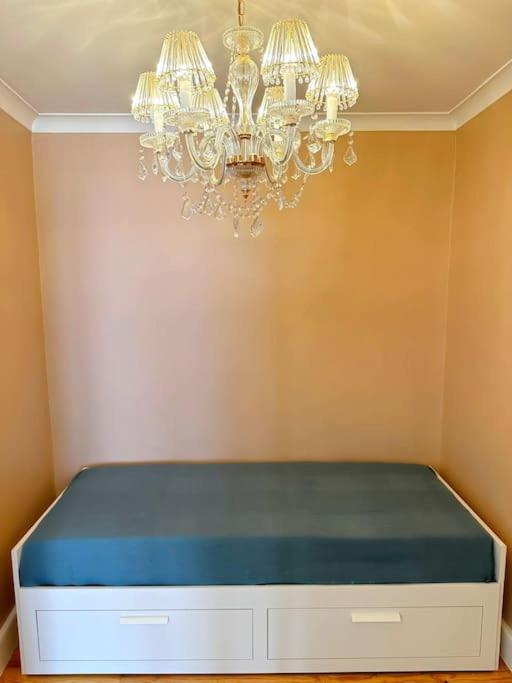 Historical Center, Large 2 Bedroom Apartment, Bright & Stylish Apartamento Lisboa